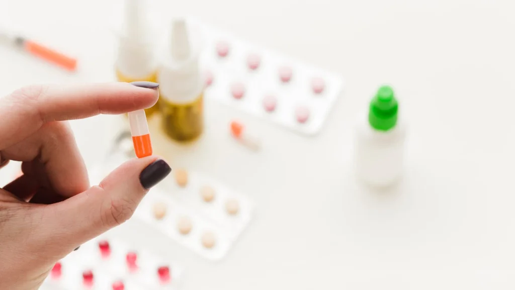 Médico sosteniendo una cápsula para ilustrar cómo usar correctamente los antibióticos