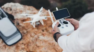 Piloto sosteniendo el mando de control para el certificado médico de drones en Córdoba