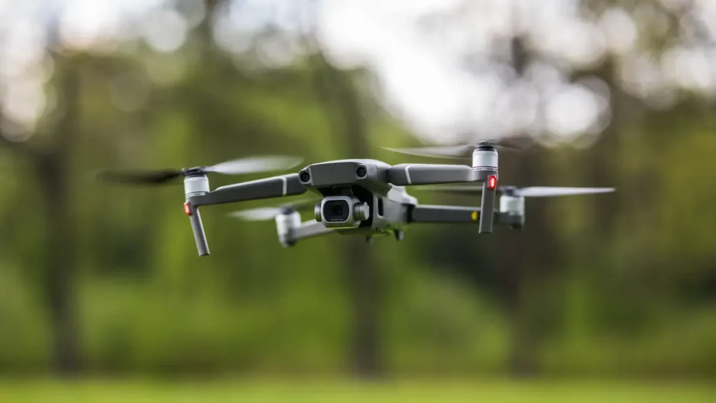 Dron gris volando en la naturaleza que requiere el certificado médico drones en Córdoba.