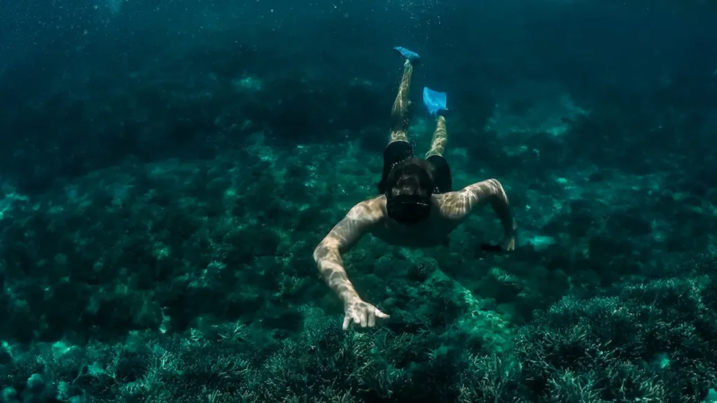Buceador practicando apnea para el certificado médico de buceo en Córdoba