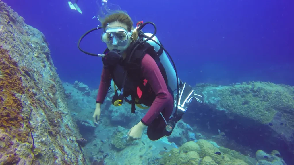 Buceadora con equipo de buceo autónomo que necesita el certificado médico de buceo en Córdoba