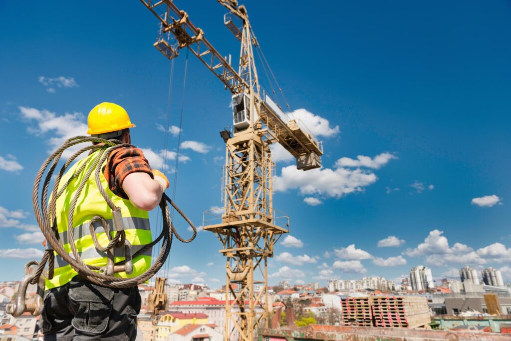 Operador de grúa torre trabajando en una obra de construcción