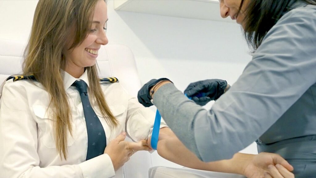 Médico examinador aéreo realizando un reconocimiento en Córdoba