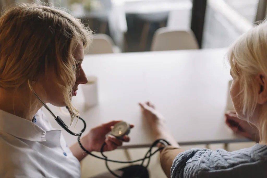 Control de tensión arterial durante una revisión médica periódica